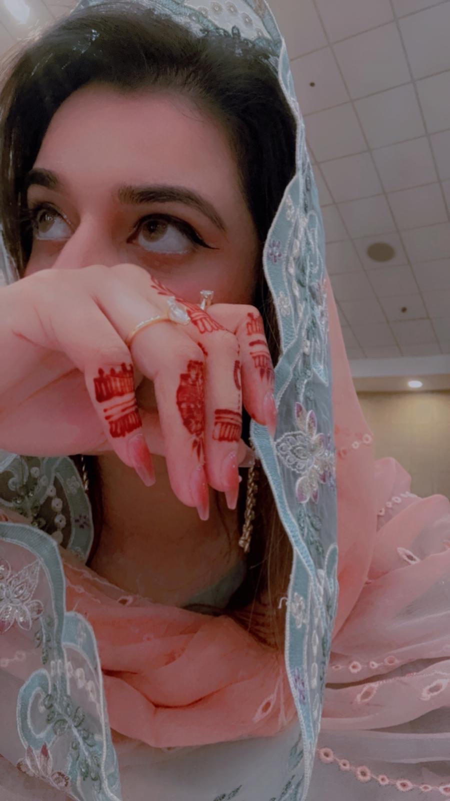 Customer showing finger mehndi with dupatta