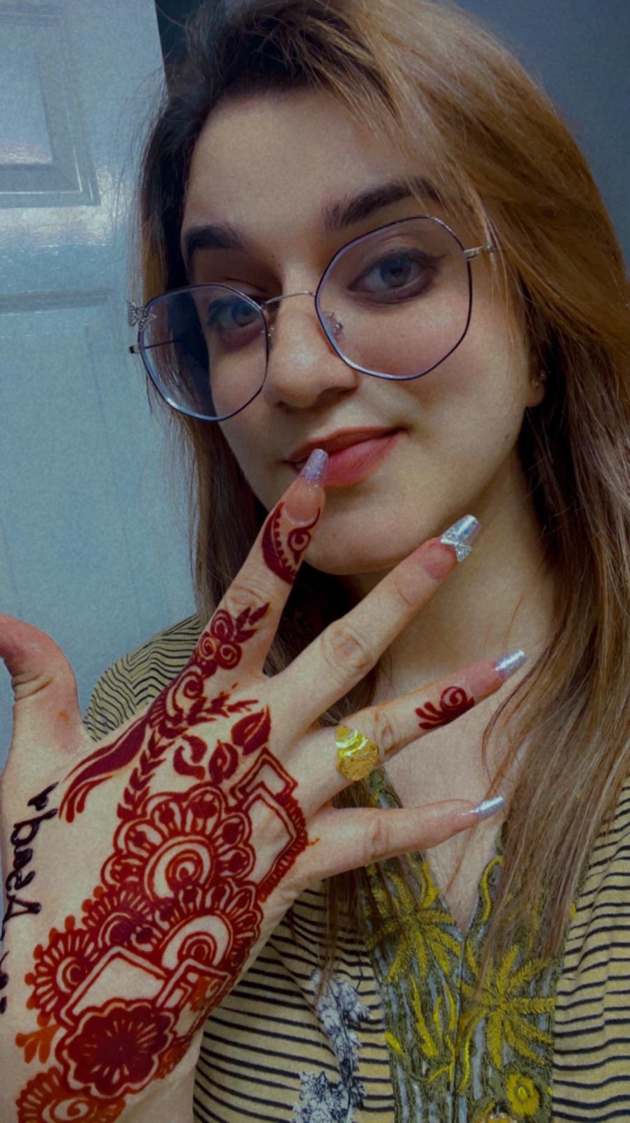 Customer selfie showing geometric floral henna
